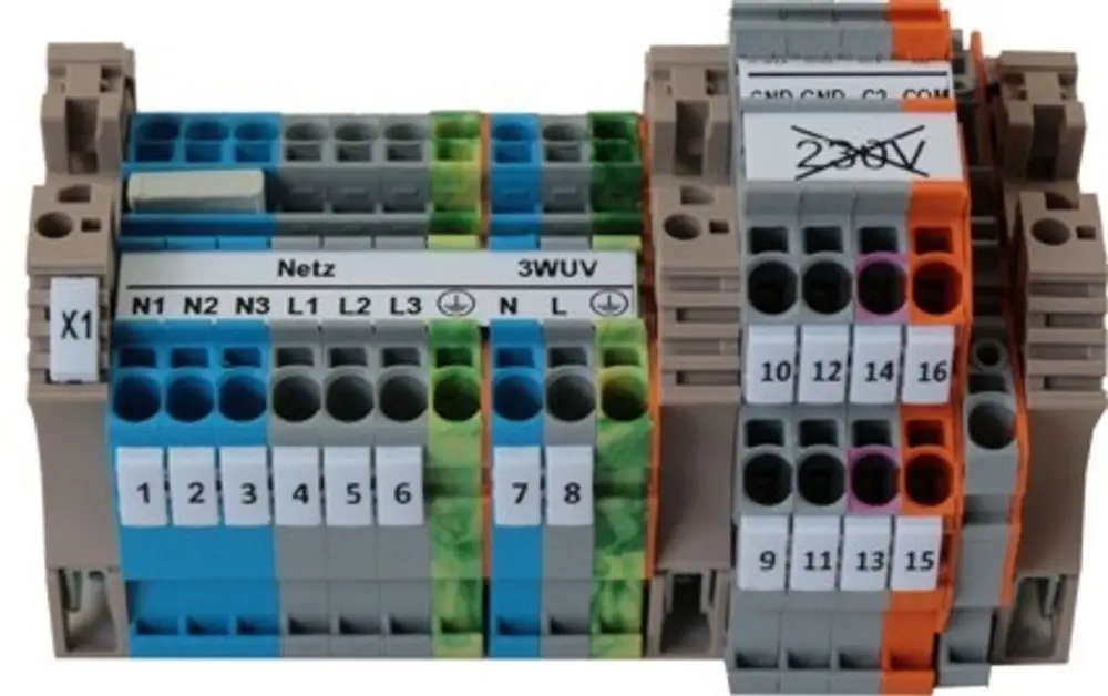 Klemmleiste mit mehreren Anschlussklemmen in verschiedenen Farben, gefertigt von Wolf, für sicherere elektrische Verbindungen und Organisation von Drähten.